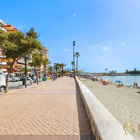 Con Piscina En La Primera Linea De Playa De Fuengirola